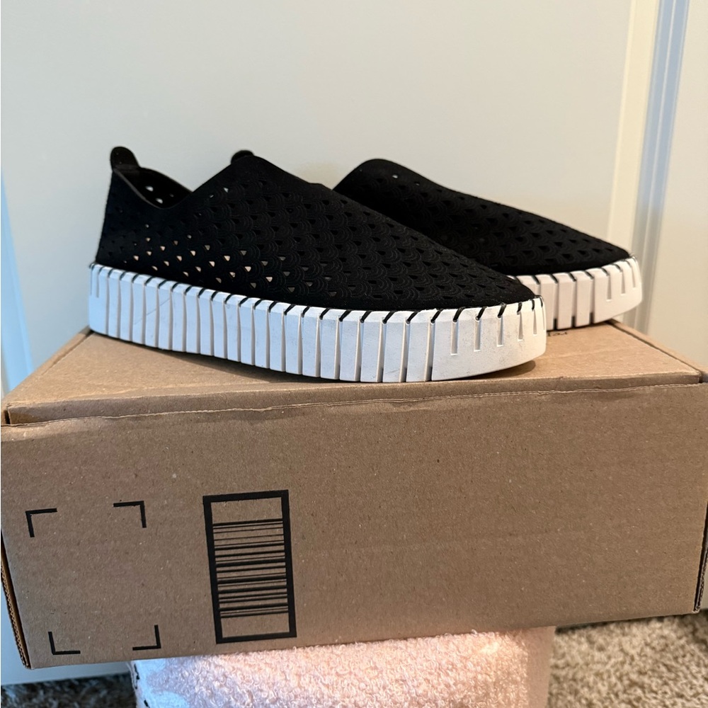 Project Cloud Slip-On Women's Memory Foam Sneakers in Black with White Platform